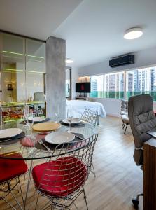 a dining room with a table and chairs at Manhattan Square - Studio Automatizado e no Coração da Savassi in Belo Horizonte +28 photos
