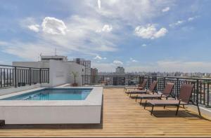 a balcony with chairs and a swimming pool on a building at 81NV Studio Liberdade SP 300 Metros Estação Japão até 03 pessoas in São Paulo