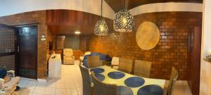 Un comedor con una mesa y sillas y una pared de ladrillos. en Casa em Gravata, en Gravatá