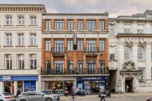 Un edificio en la ciudad de Londres con gente caminando por la calle. en The Old Post Office, en Norwich