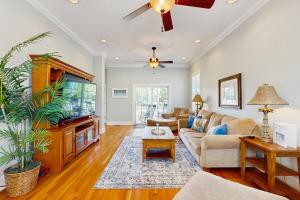 un soggiorno con un divano e una TV di King Cotton Villa 17 a Edisto Beach