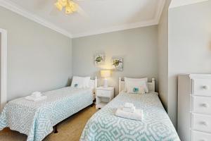una camera da letto con due letti e un comò di King Cotton Villa 17 a Edisto Beach