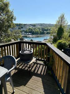 einen Grill auf einer Terrasse mit Flussblick in der Unterkunft The Fishermans Daughters in Looe