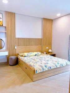 a bedroom with a large bed in a room at Khu Nghỉ Dưỡng Aria Resort Vũng Tàu - DN Apartment in Vung Tau