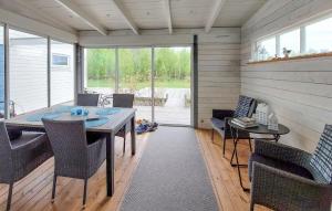 SkummeslÃ¶vにある2 Bedroom Amazing Home In Skummeslövのテーブルと椅子のあるダイニングルーム
