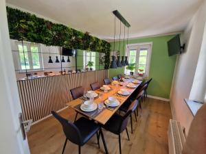 a dining room with a long table and chairs at Ferienhaus del Pueblo in Bechtsrieth