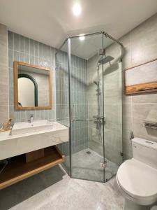 une salle de bains avec douche, toilettes et lavabo dans l'établissement Villa Luxury Novaworld Phan Thiết nghỉ dưỡng thượng lưu giữa biển xanh tuyệt đẹp, à Bình Tú