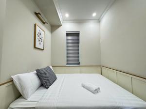 une petite pièce avec un lit et une fenêtre dans l'établissement Villa Luxury Novaworld Phan Thiết nghỉ dưỡng thượng lưu giữa biển xanh tuyệt đẹp, à Bình Tú 31 autres photos