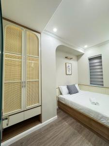 une petite chambre avec un lit et une fenêtre dans l'établissement Villa Luxury Novaworld Phan Thiết nghỉ dưỡng thượng lưu giữa biển xanh tuyệt đẹp, à Bình Tú