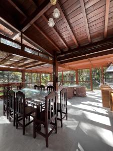 une grande salle à manger avec une table et des chaises dans l'établissement Refugio Familiar em Monte Verde, à Monte Verde