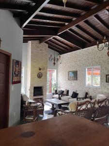 un salon rempli de meubles et d'une cheminée dans l'établissement Refugio Familiar em Monte Verde, à Monte Verde