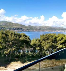 una vista de un lago desde un balcón en Apartment Gelo, en Okrug Donji