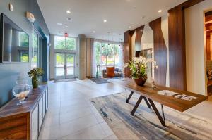 Χώρος καθιστικού στο Downtown Modern Elegance Suite with Free Parking, Pool, WIFI and a King Bed