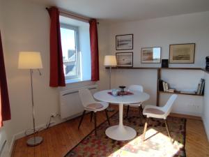 une pièce avec une table, des chaises et une fenêtre dans l'établissement Escale Kernoa, à Paimpol