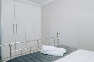 En eller flere senge i et værelse på Morville Court - 2 bed house with office