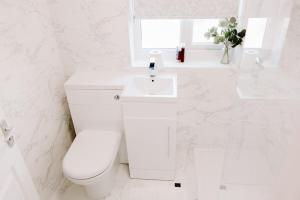 Et badeværelse på Morville Court - 2 bed house with office + 27 billeder