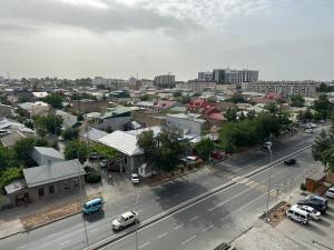 una vista aérea de una ciudad con coches en una calle en Gurman Guest house by SamApart, en Samarkand