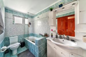 un baño con lavabo e inodoro en Grekodes Kera, seafront villa, en Kalyves 69 fotos más
