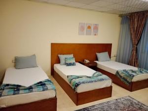 Postel nebo postele na pokoji v ubytování verssailles pyramids hotel