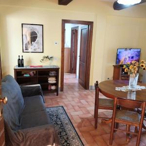 a living room with a couch and a table at La Bella Vista in Collazzone