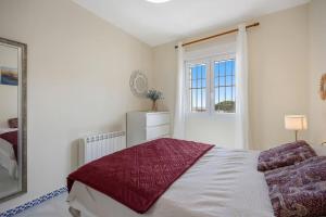 Katil atau katil-katil dalam bilik di Magnifico apartamento en la Barrosa frente al mar +17 gambar
