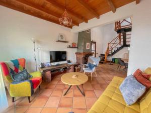 una sala de estar con un sofá y una mesa en Petras Madeira Hideaway, en Santo da Serra