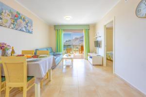Una sala de estar con una mesa y un comedor. en Apartment of Joy Piscina Aparcamiento, en Calpe