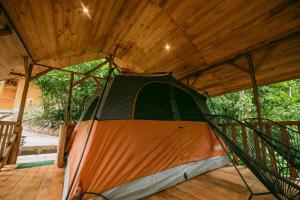 Fotografie z fotogalerie ubytování Glamping Colibrí - Finca Heliconias v destinaci Neily