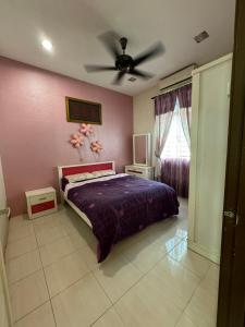 Postel nebo postele na pokoji v ubytování Homestay 49 Krubong
