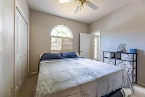 Ένα ή περισσότερα κρεβάτια σε δωμάτιο στο Rococo Retreat