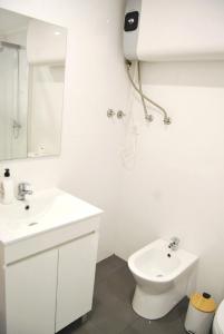 un bagno bianco con lavandino e WC di Blue House in the Old Town Setúbal a Setúbal Altre 7 foto