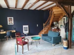 a living room with chairs and a blue wall at Maison au cœur des châteaux. in La Chapelle-aux-Naux +23 photos