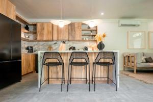Кухня или мини-кухня в Prana at Namaste Oasis Condo
