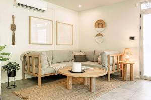 Гостиная зона в Prana at Namaste Oasis Condo