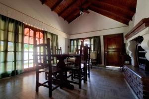 a dining room with a table and chairs and windows at Amplio chalet en zona centro San José, Entre Ríos in San José