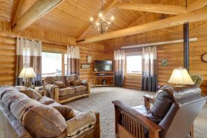 Μια τηλεόραση ή/και κέντρο ψυχαγωγίας στο Hill City Log Cabin Along Newton Creek!
