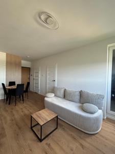 Ruang duduk di Apartament Aura Towers