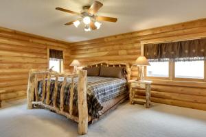 Ένα ή περισσότερα κρεβάτια σε δωμάτιο στο Hill City Log Cabin Along Newton Creek!