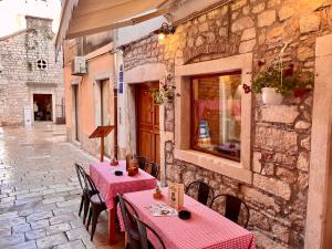 Patio nebo venkovní prostory v ubytování Apartman in Centar Studio MOZZIRA Free breakfast