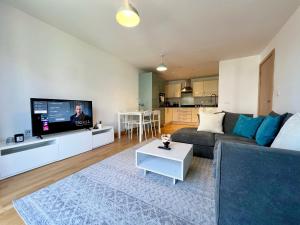 TV a/nebo společenská místnost v ubytování Cosy 2 Bed 2 Bath Apartment with Free Parking Smart TV Netflix and WIFI in Dartford 10 min to Bluewater