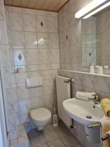 Bilik mandi di Waldpension Rabeneck