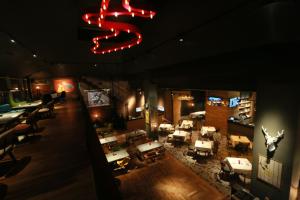 Java Paragon Hotel & Residences tesisinde bir televizyon ve/veya eğlence merkezi