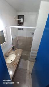 a bathroom with a sink and a shower at Cabo Frio frente Mar 03qt in Cabo Frio +18 photos