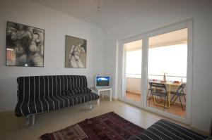 un soggiorno con divano e tavolo di Apartment Vesna a Porat