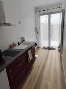 Kuchyň nebo kuchyňský kout v ubytování APPARTEMENT CHALEUREUX aux portes de Paris