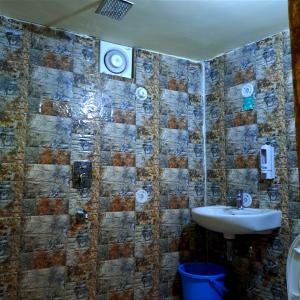 リシケーシュにあるShreeji Inn Homestayの洗面台とトイレ付きのバスルーム