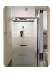 Un baño con ducha, lavabo e inodoro. en coup de cœur vue canal, en Montargis