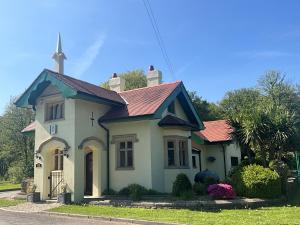 PontyclunにあるHafod Lodgeの小さな白屋