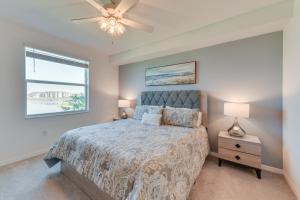 Katil atau katil-katil dalam bilik di Balcony and Golf Course View Venice Condo with Perks!
