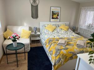 Postel nebo postele na pokoji v ubytování Studio Rybacka 4 Darłówko